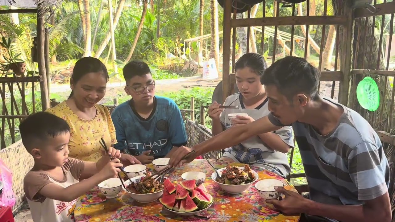 Cảm Ơn Món Quà Tết Từ Người Chị Gái Phương Xa Cùng Bữa Cơm Ấm Áp Bên Gia Đình 