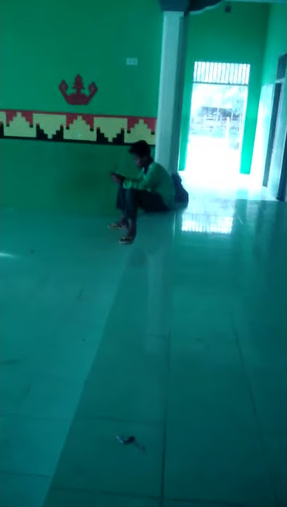 orang gila lagi duduk melamun