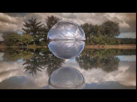 Esfera en el lago