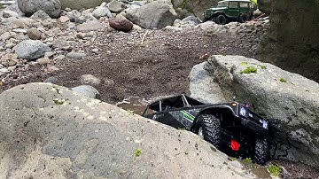 Axial Scx10 ii vs wraith 1.9 River rock challenge