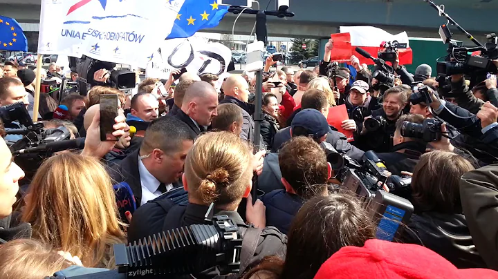 "Prosz si cofn!". Donald Tusk idzie do prokuratury.