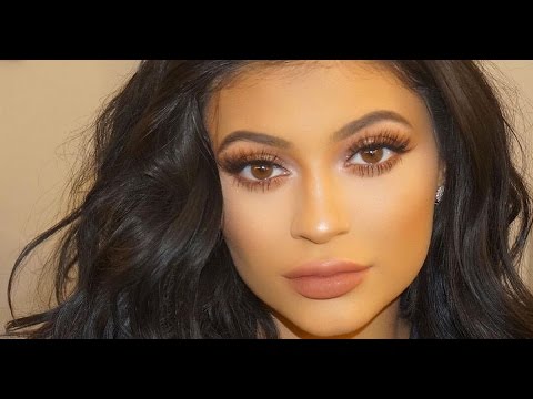 Kylie visits her own cosmetics factory and makes her own lip kit!. 