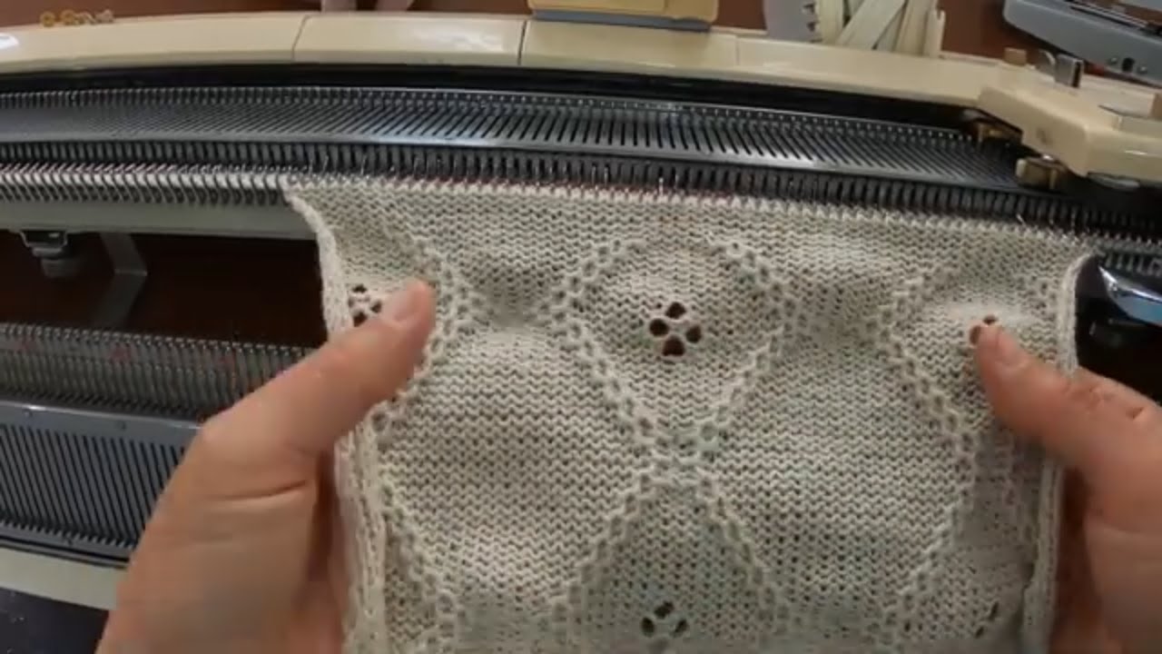 Trabalho em relevo manual feito em máquina de tricô