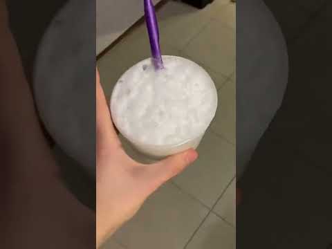 КАК ОТЧИСТИТЬ БЕЛЫЕ КРОССОВКИ ЗА НЕСКОЛЬКО МИНУТ ?! #shorts