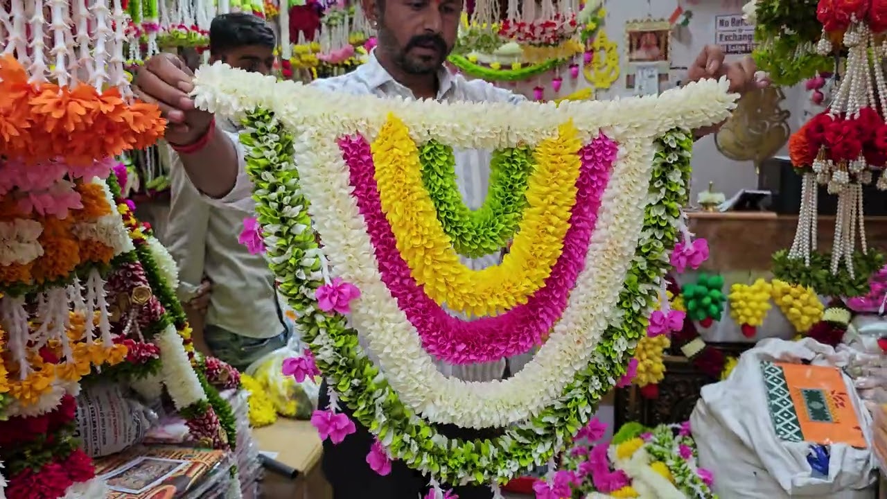 Wholesale flower shop Chickpet Avenue Road Bangalore old garlands and torrents and new varieties 💐🪷🌹