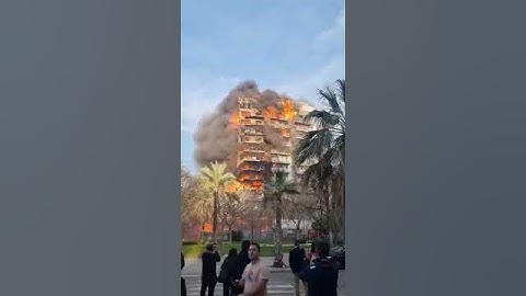 Terrible incendio en un edificio de 14 plantas en Valencia