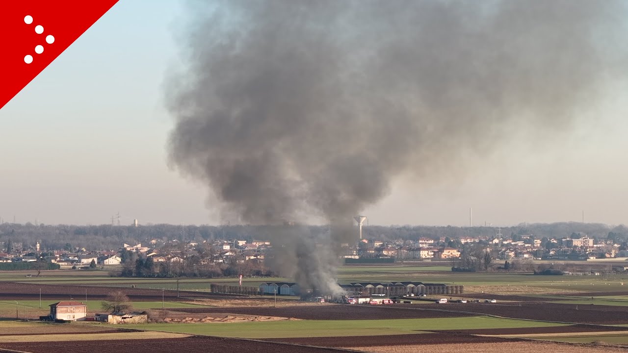 Incendio al campo volo di Cogliate (Monza Brianza): alta colonna di fumo visibile da lontano