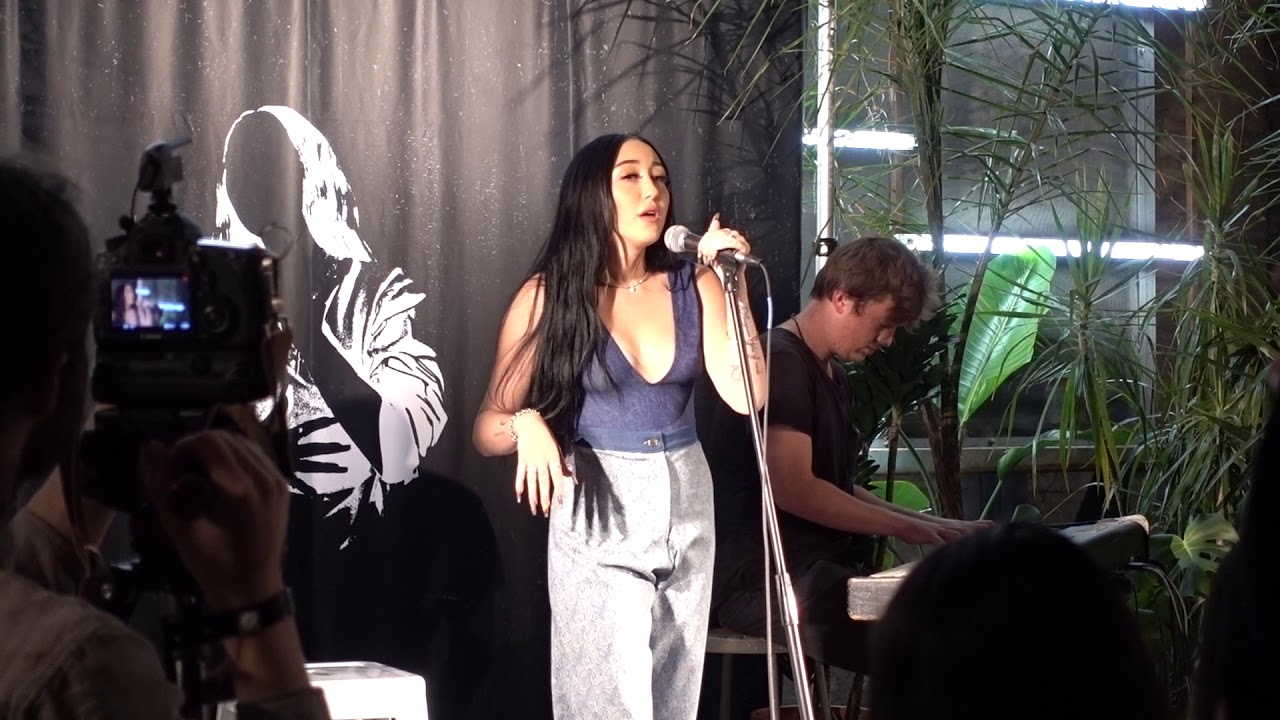 Noah Cyrus - "July" (Live @ Space 15 Twenty UO, Hollywood, CA 10/19