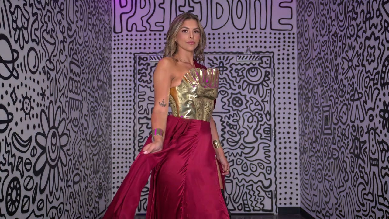 Модель Сара Тейлор позирует на Неделе купальников ArtHeartsFashion LV в Area 15 в купальнике от C...