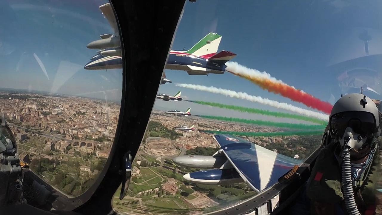 25 aprile, il volo delle Frecce su Roma: la lunga scia tricolore vista con gli occhi del pilota