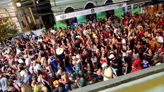 MULTIDÃO ACOMPANHOU BLOCO URUBU CARNAVAL 2018 EM MADALENA RJ screenshot 5