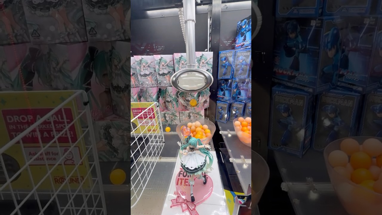 Hatsune Miku STUCK Inside the Ping Pong Claw Machine! #clawmachine #arcade #shorts