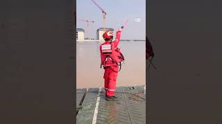 'ஒரே நேரத்தில் 300 பேர்!' - Flood Rescueவில் அசத்திய Pontoon Bridge; கவனம் ஈர்த்த China Technology