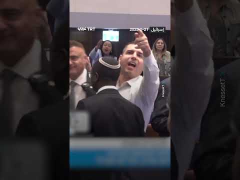 طرد عضو الكنيست الفلسطيني الإسرائيلي أيمن عودة بالقوة بعد أن ألقى خطابا ي دين حرب الإبادة المستمرة