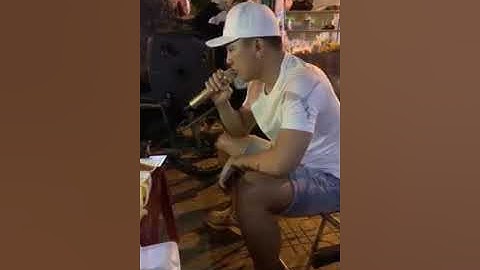 Bắt Gặp Châu Khải Phong ngồi hát lề đường