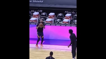 Stephen Curry doing his funny pre-game routine