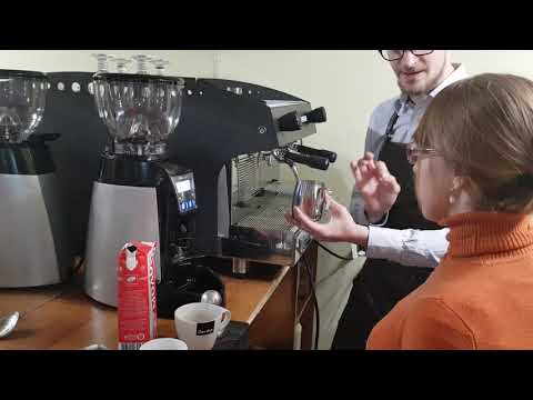 Video: Jak Barista Používá Džbán