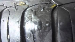 自動車タイヤのパンク。　ビスが刺さった所を⇒両面焼き付け修理。
