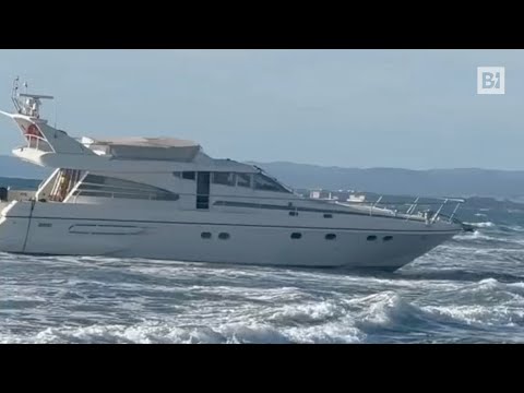 Yacht arenato sulla spiaggia di Fregene senza nessuno a bordo: risolto il mistero