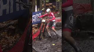 Puck Pieterse getting cyclocross practice in at Mont-Sainte-Anne! 😂