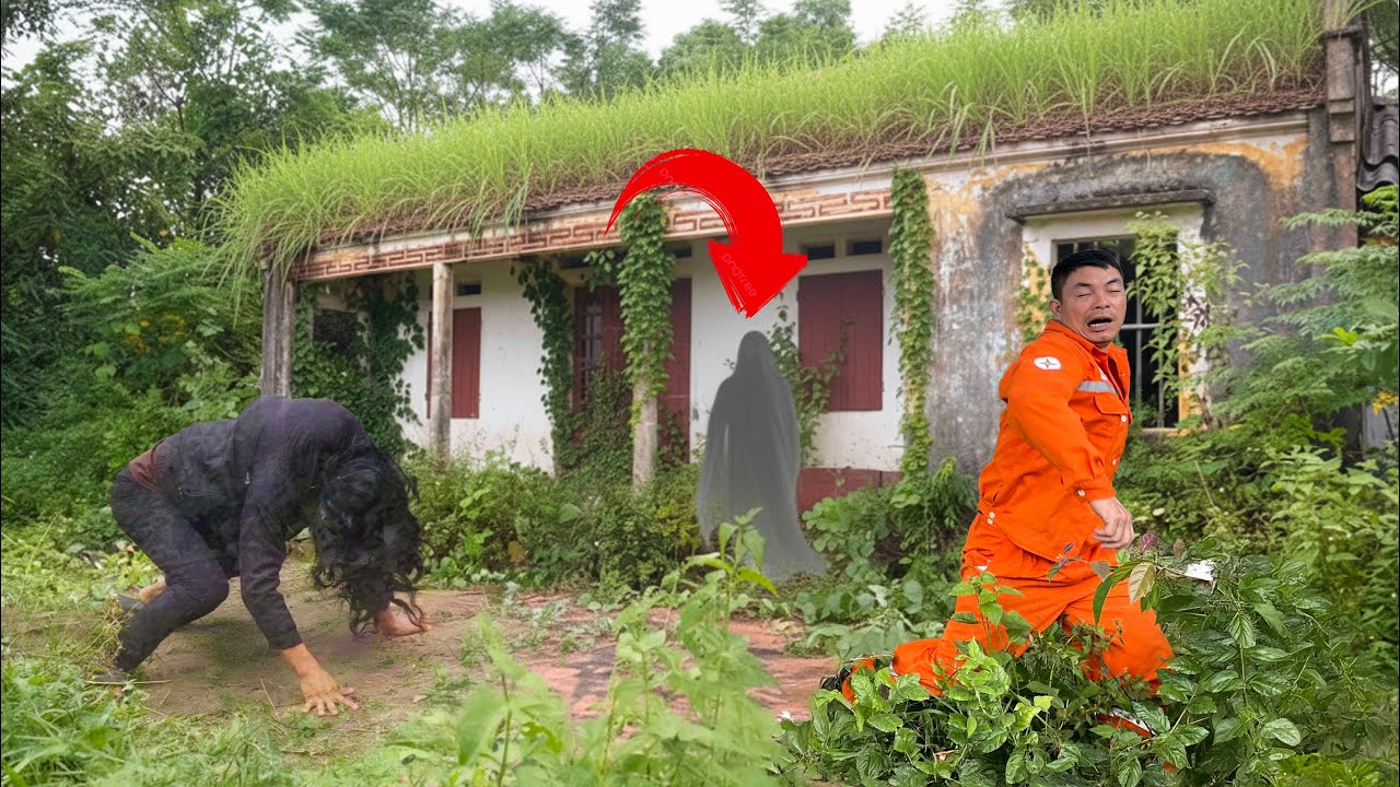The hunchback ghost followed me throughout the cleaning of the abandoned house. Mysterious skeleton!