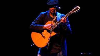 Raul Midon - Ain't happened yet - Raul Midon plays live in Groningen chords