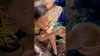 Papi Panik Keizo Makan Pasir Sampai Tersedak