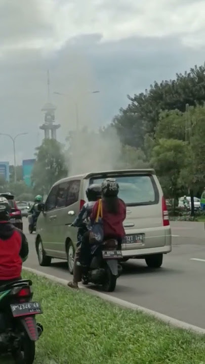 Mobil mewah terbakar di Tol Jagorawi Baranangsiang Bogor, Minggu (11/12). #shorts #mobilterbakar