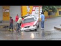 Taxi cae a hoyo tras intensas lluvias en Veracruz