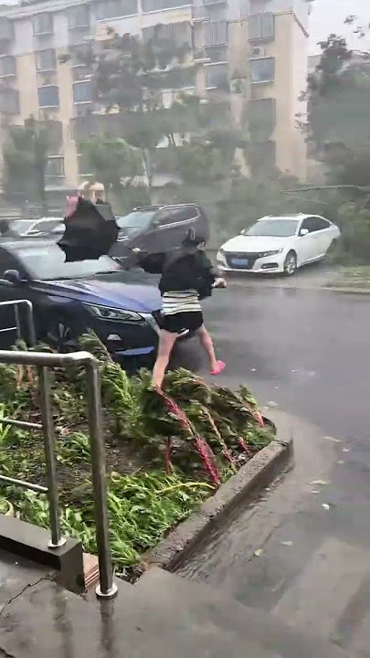Have you ever seen such a strong wind#Strong winds blow #Extreme weather #If you say that