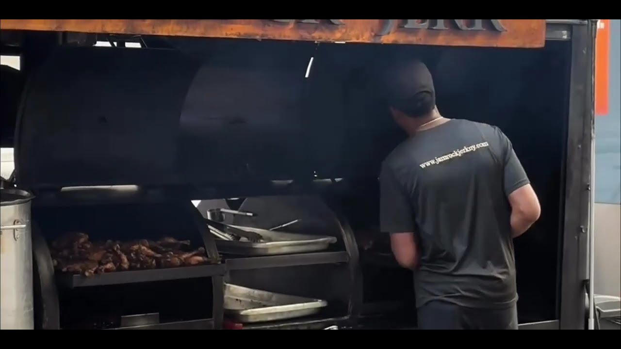 Not every city moment needs to rush.Sometimes beauty shows up in a pause — in light, in stillness,