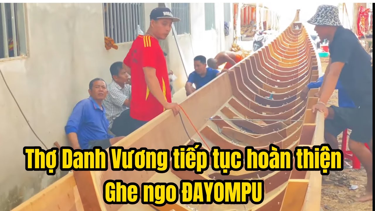 Thợ Danh Vương tiếp tục hoàn thiện công đà cho chiếc ghe ngo dài nhất của chùa Đayompu