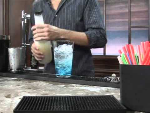 How to Make the Big Blue Sky Mixed Drink