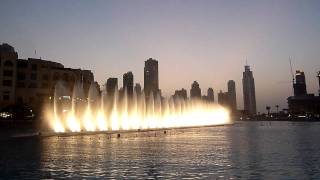 Mit Aida in Dubai Wasserspiele an der Dubai Mall neben dem Burj Khalifa