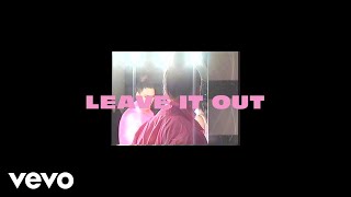 Смотреть клип Mae Muller - Leave It Out (Lyric Video)