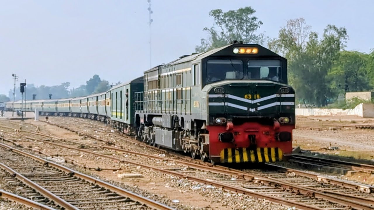 12 DN Hazara Express And 15 Up Karachi Express Arrivel And Departure From Multan 
