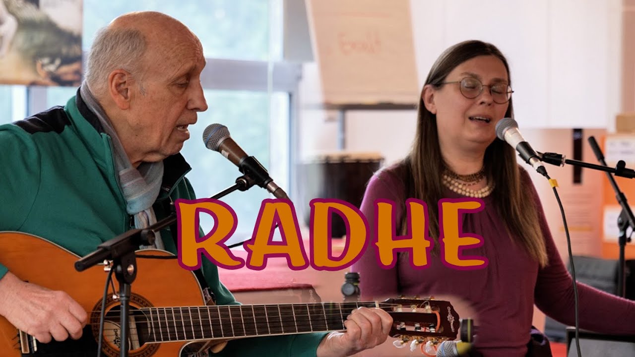 Baba Ram Das & Angeli perform Radhe | Kirtan Live - YouTube