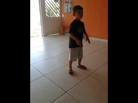 garoto  de 04 anos dançando  funk