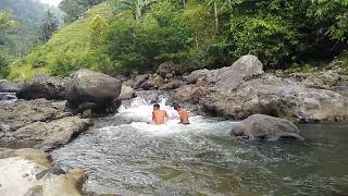mandi di sungai hampir bugil