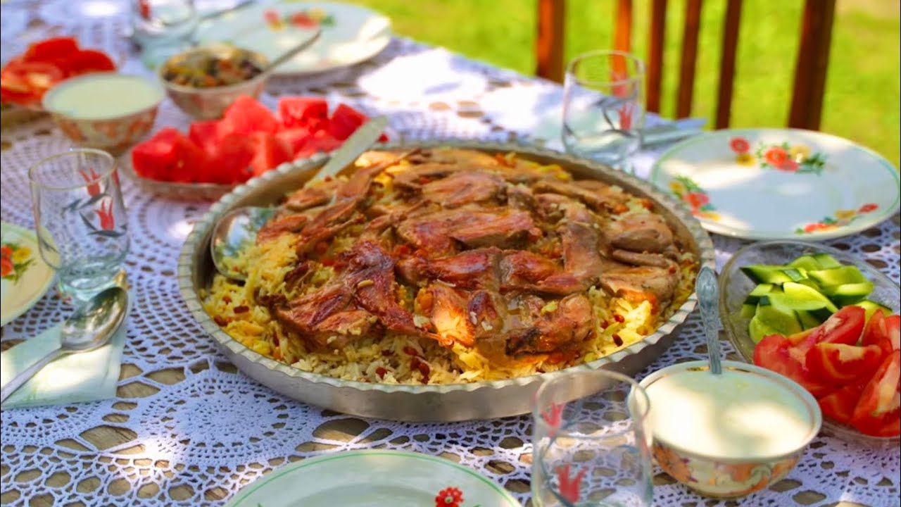 Bildirçinli lobyalı  döşəmə Plov. Və yağış altında somavar çayı.