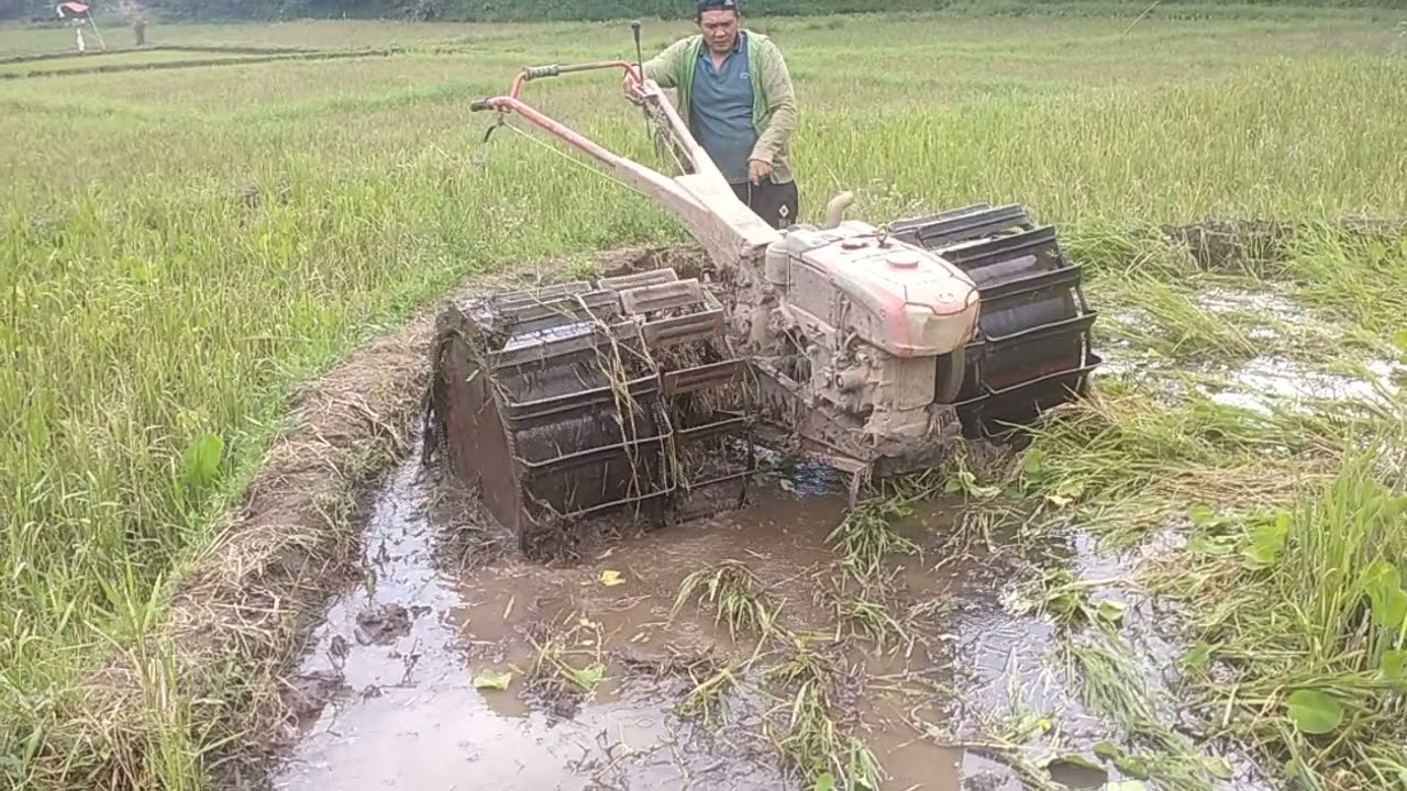Traktor sawah tidak disingkal