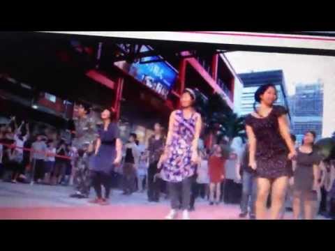 2013.7.10 小艾上天台啦 ~ 周杰倫自導自演的電影 "天台" 今天在台北 信義威秀中庭 首映會 紅地毯 我們家的小艾有上台跳舞喔 ^^