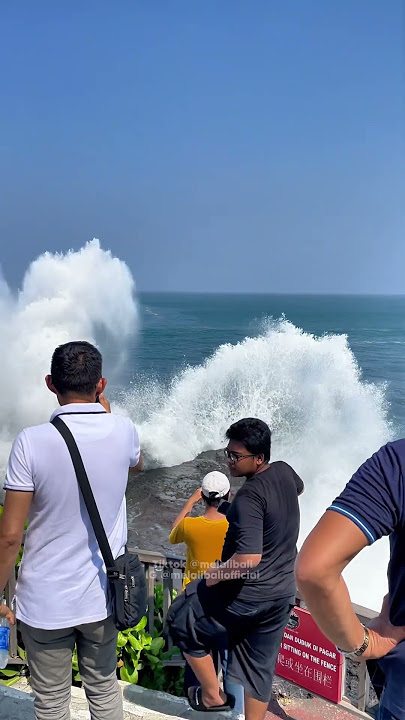 Kalau air laut sedang pasang, di area Tanah Lot kita bisa lihat semburan air laut seperti di video