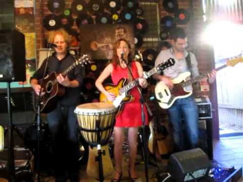 Leticia Maher : Behind Your Smile (live 2011)