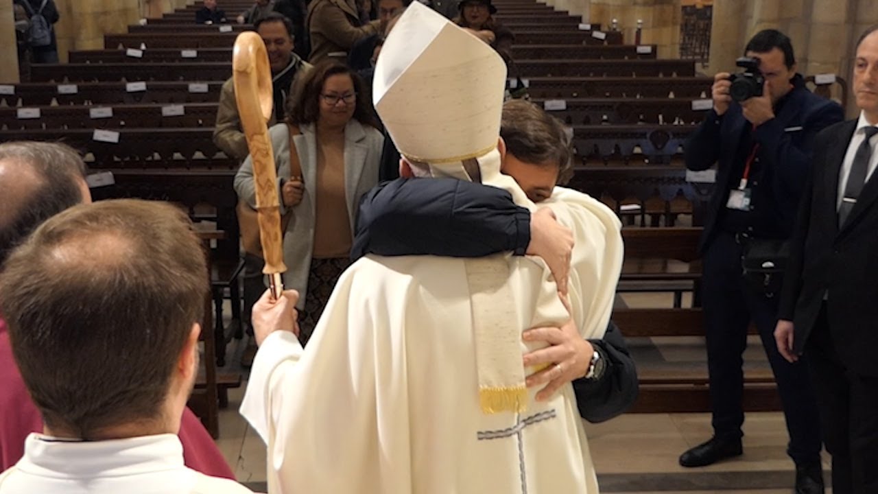 Saludo de los fieles a D. Arturo Ros Murgadas tras la Toma de Posesión como obispo de Santander
