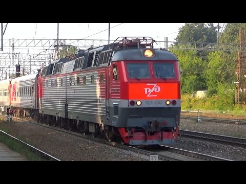 ЧС7-082 с пассажирским поездом №109 Москва - Анапа следует по станции Малоярославец.