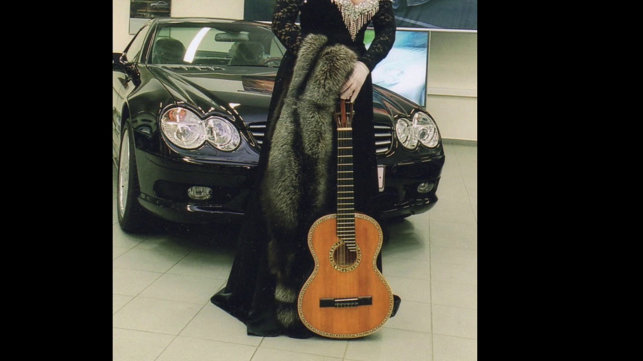 Карина на гитаре