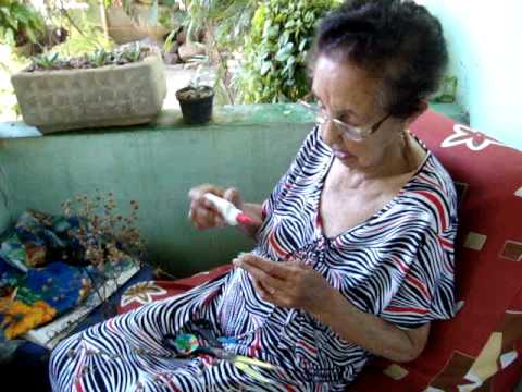 Dona Ruth Lemos aos 93 anos, fazendo flor de Santa...