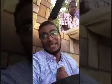 في احداث الثوره في السودان يلقي هذا الشاب قصيده معبره جدا تلخص الماساه هناك نسال المولى ان ينصرهم