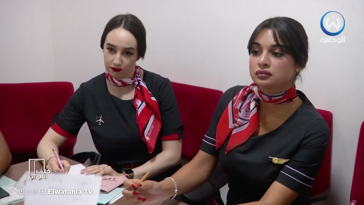 بإحترافية كبيرة..هكذا يتم اجتماع طاقم طائرة الجوية الجزائرية لتقاسم المهام  قبل صعود الركاب والإقلاع